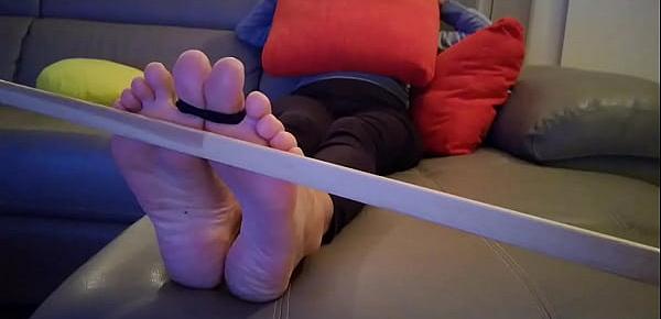  Wife tortured feet (bastinado)